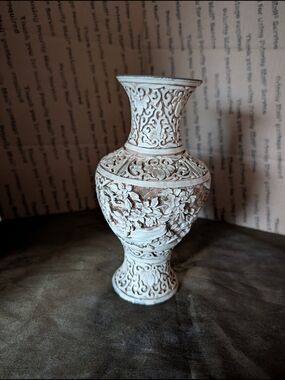 Beautiful Ivory Dynasty vase. Carved over brass Asian